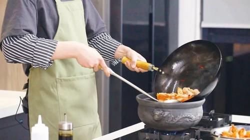 【红火肉蟹煲】借美味之名，洗刷掉一年的不快乐。