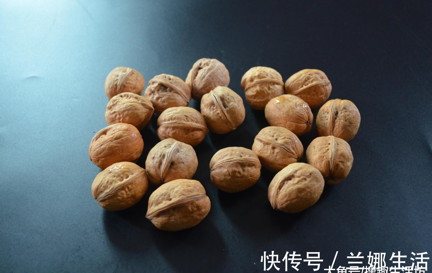 实用|剥核桃谁还用工具剥 聪明的她一个塑料袋就搞定了, 方法简单又实用