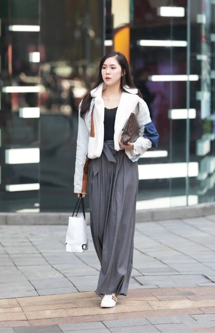 街拍：清纯气质感穿搭，身穿白色连衣裤套装，干净利落
