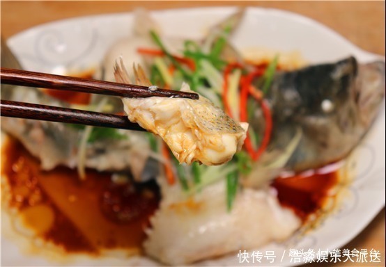蒸锅|做清蒸鱼时，放生抽还是放蒸鱼豉油都不对！大厨教你正确做法