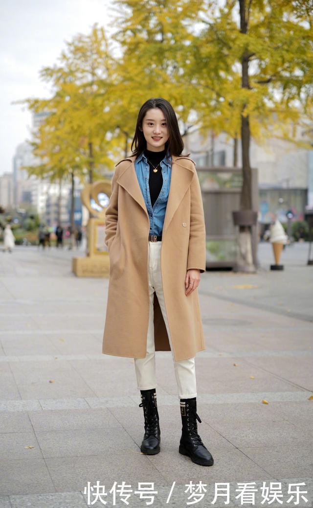 今年流行一种“显高穿法”,叫“长外套+九分裤”,很适合小个子