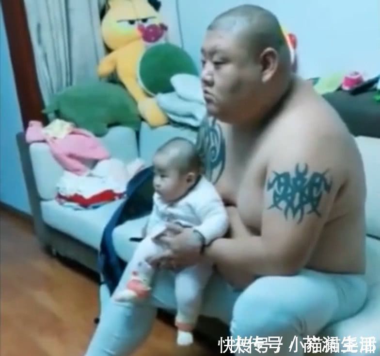 小沅|爸爸抱着宝宝一起看电视,长相神情完全同步,遗传基因太强大了