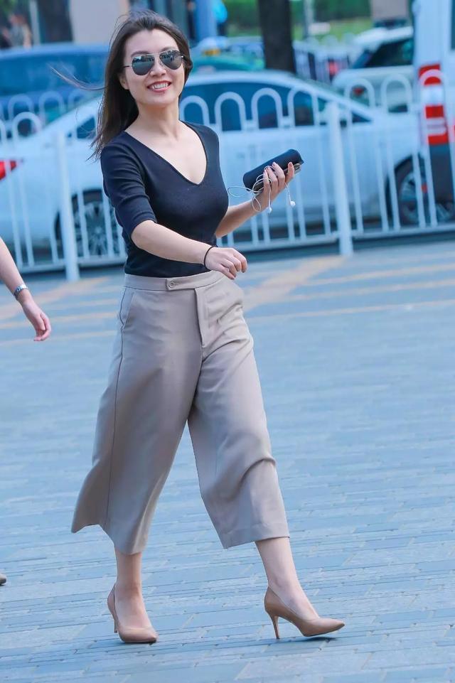 上衣|时尚靓丽的小姐姐,身穿牛仔裙搭配黑色上衣,尽显纤细美腿