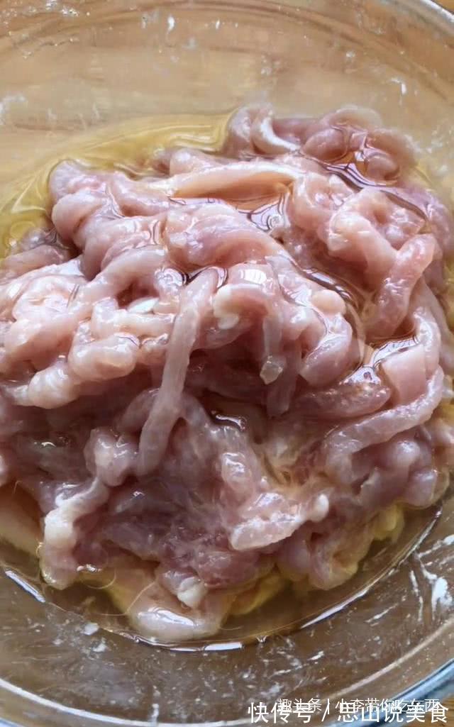 做了超嫩的京酱肉丝,用煎饼卷着吃超赞的