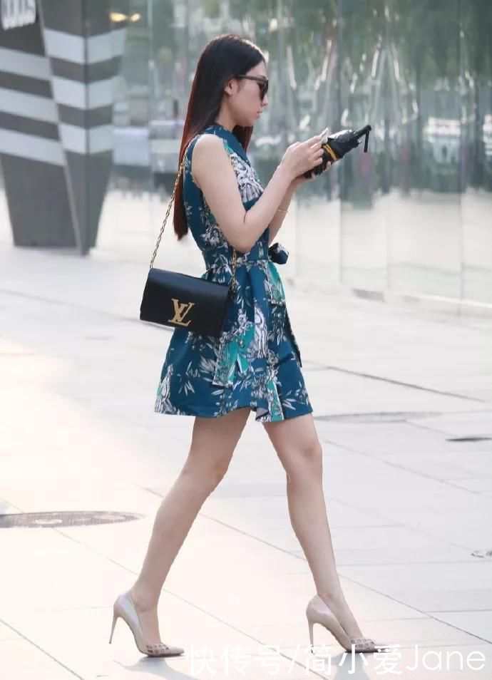 小姐姐 小姐姐搭配上一双小防水台的高跟鞋，让她身上充满着韵味