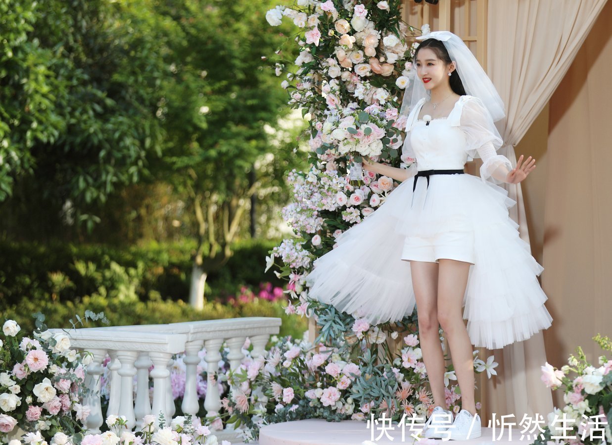 有种“偏心”叫跑男对关晓彤,全体女嘉宾都穿婚纱裙,就她搞特殊