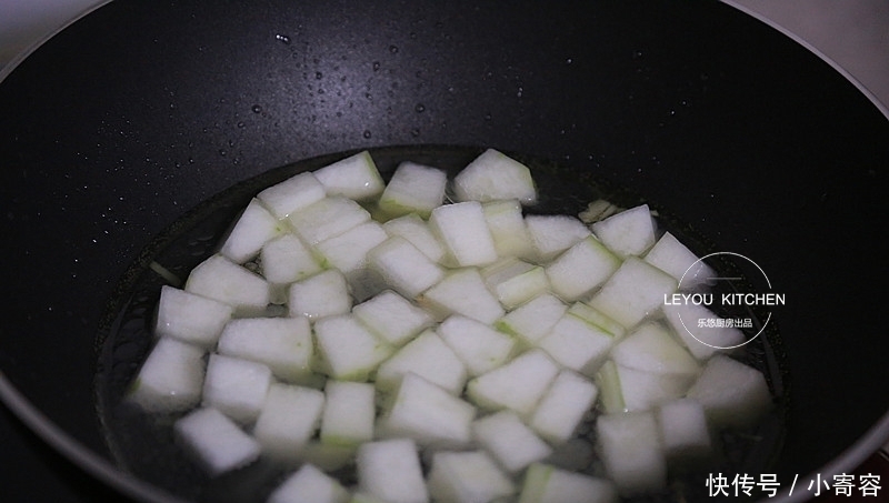 冬瓜|冬瓜和豆腐一起烩,成本不到5块钱,减肥时多吃,大肚腩越来越小