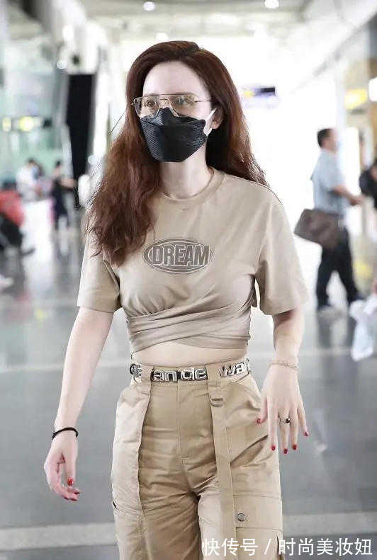 小姐姐|张萌真不像阿姨辈,穿露胃装配工装裤走机场,“小蛮腰”不输00后