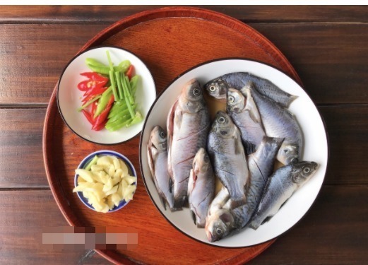 鲫鱼|饭店大厨:烧鲫鱼时,很多人做错了这2步,导致鱼肉不入味,还腥
