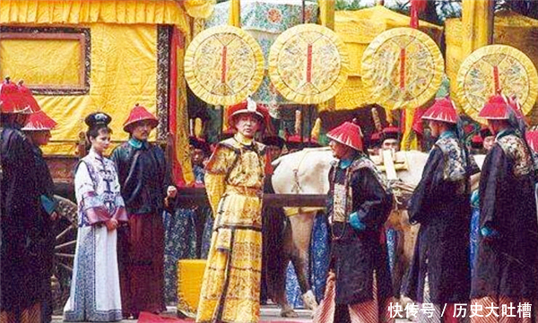 太监|康熙与侍卫下棋侍卫毫不“放水”，被太监解围后，活活饿死棋盘边