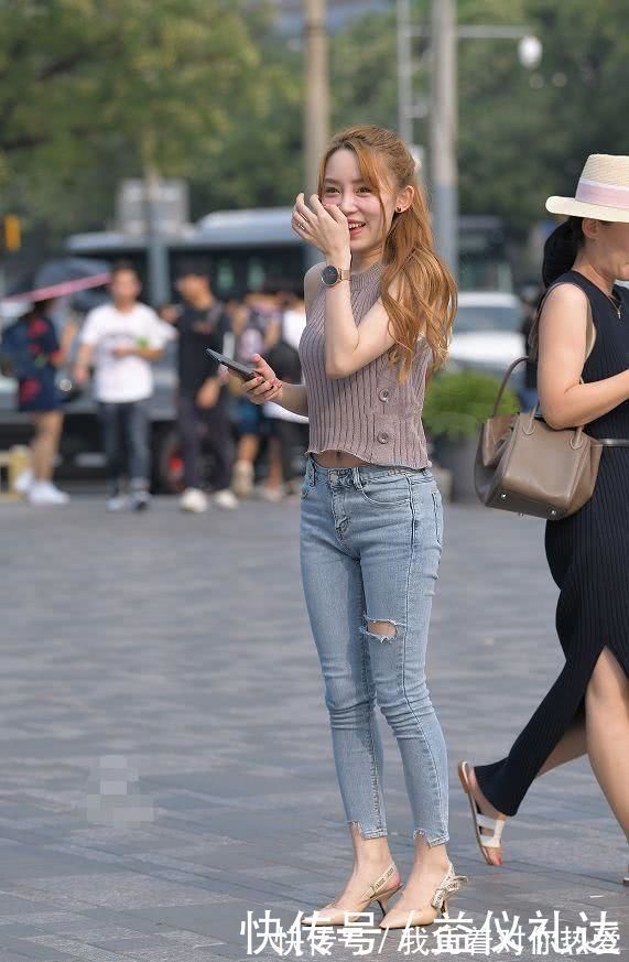 长发披肩|街拍:长发披肩的小姐姐,身穿波点元素的吊带裙,看起来很可爱又阳光