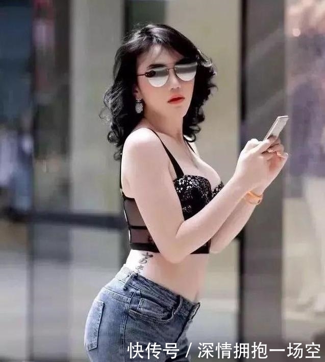 时尚街拍:美女小姐姐散发时尚荷尔蒙,走到哪儿都很吸睛