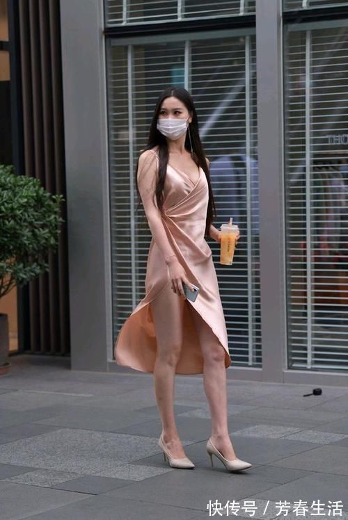 阔太太们 “阔太”都爱穿真丝吊带裙,高雅华贵,精美绝伦,太显身材!