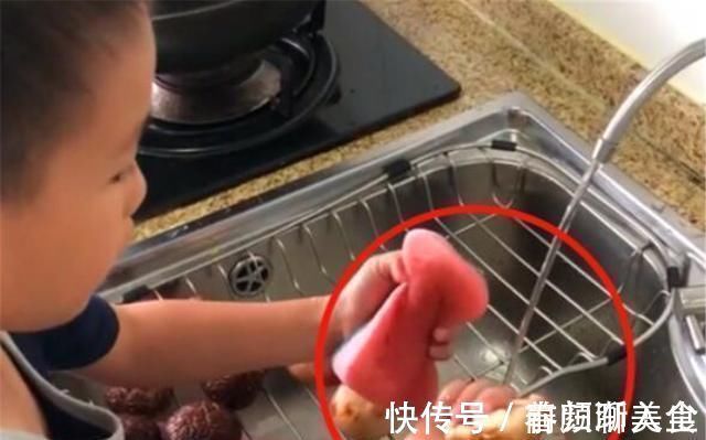 积极性|爸爸让儿子洗香菇,萌娃直接“抛光”,爸爸在一旁哭笑不得