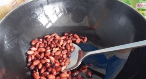 炸花生米别直接下油锅,多加这1步,粒粒嘎嘣脆,1星期不返潮