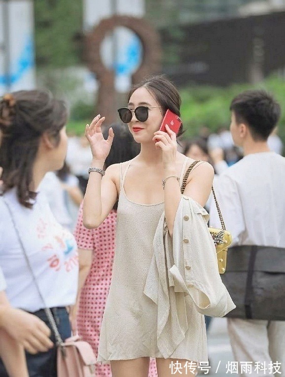 穿衣搭配 小姐姐穿浅色的吊带裙,装扮这么精悍,让民气生敬畏吧?