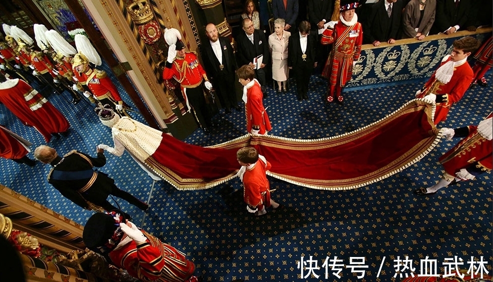 阿姆斯特朗|英国的提袍男童,必须由贵族子弟担任,曾在女王演讲时晕倒