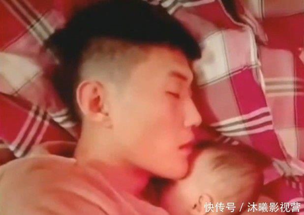 妈妈|哥哥帮忙妈妈哄妹妹睡觉,妈妈靠近一看,才发现哥哥是这样带娃的