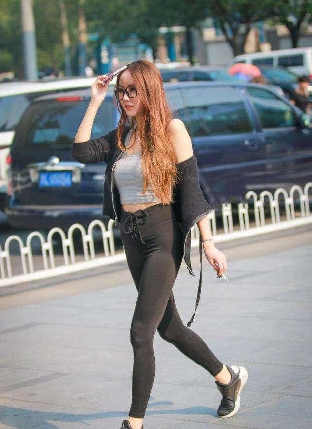 臀部 美女的身材十分不错, 臀部的线条比较饱满一些, 看上去十分紧致!