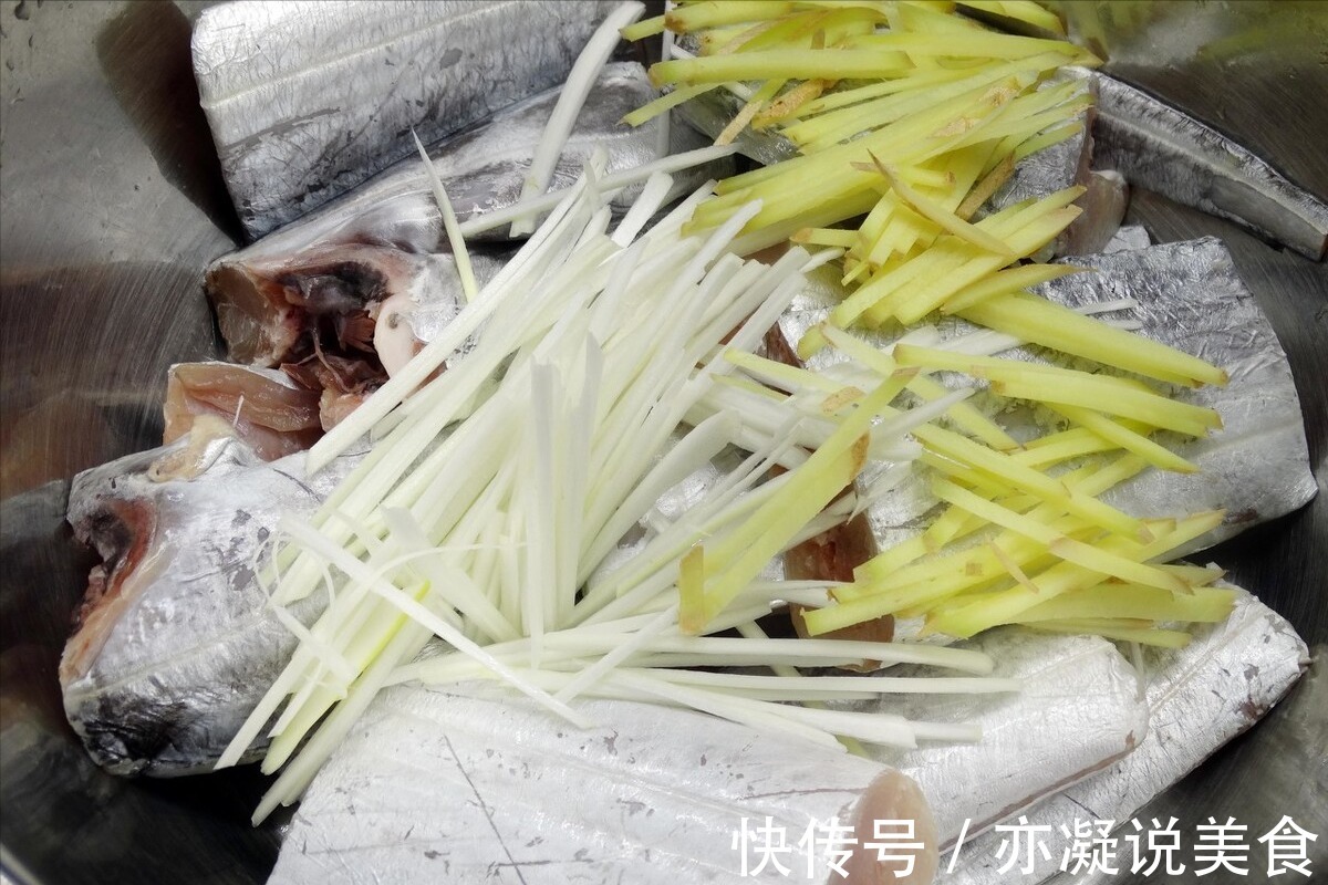 煎带鱼,用面粉还是淀粉大厨教你一招,口感香酥脆,好吃不油腻