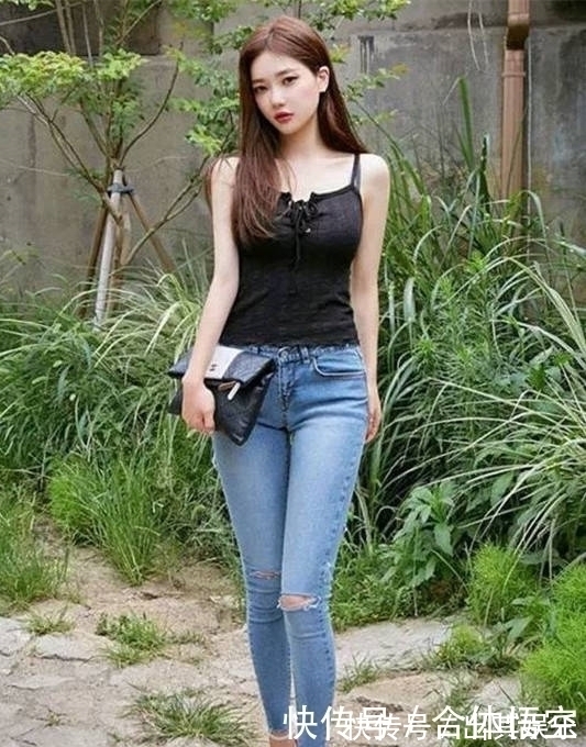百搭|美女的优雅穿搭,牛仔裤展示秀丽身材,时尚可人充满精致感