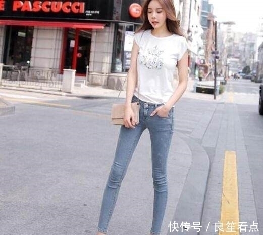 版型|紧身牛仔裤恰到好处的时尚与甜美,显得小姐姐特别轻松活泼