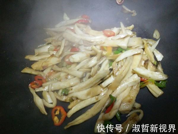 菌盖|杏鲍菇更地道的做法，下酒又下饭，简单又营养，一大盘不够吃！