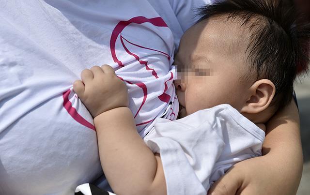 小动作|宝宝吃母乳时三心二意，小动作还多？宝妈别生气，是他到了厌奶期