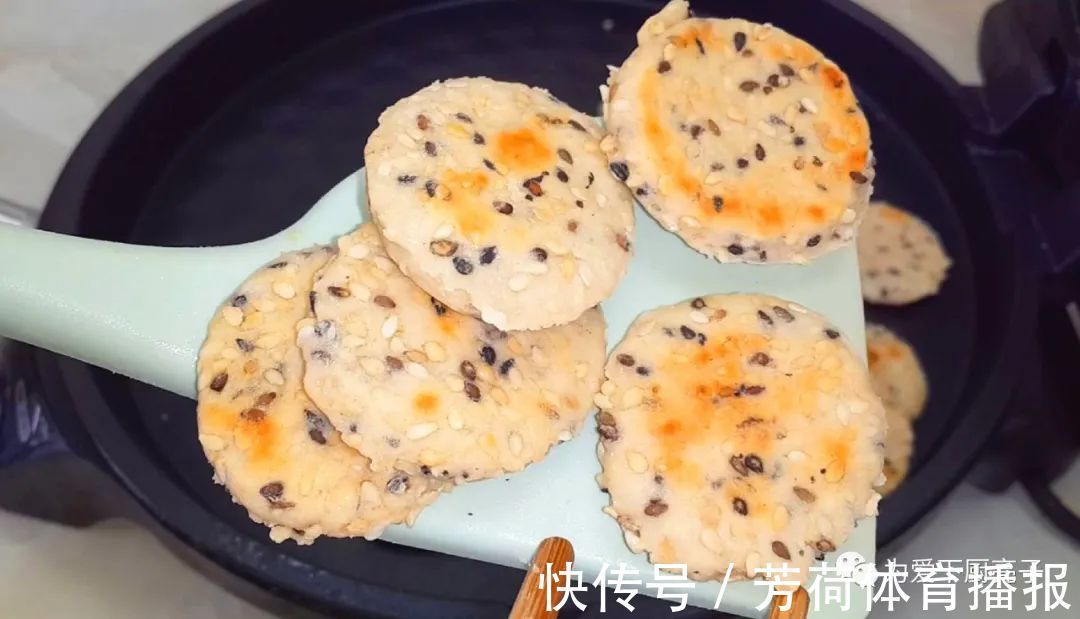 黑芝麻|芝麻饼干新做法，锅里一烙，松软香甜不加油，没烤箱也能一次成功