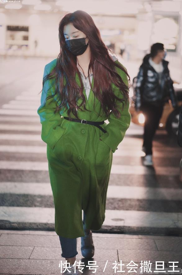 孔雪儿最新机场私服,穿绿色大衣+红色大波浪卷发又美又飒