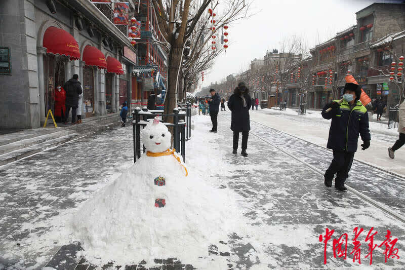 前门商业街|雪后的北京前门大街 小雪人“争奇斗艳”