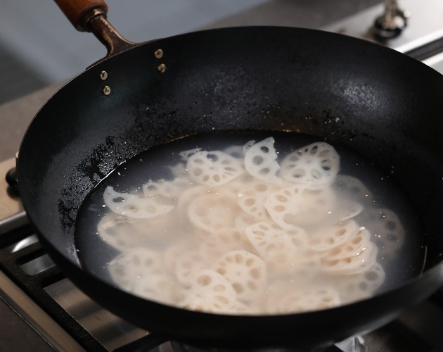 莲藕为啥易变黑如何防止发黑大厨教你一招，洁白爽脆，更入味