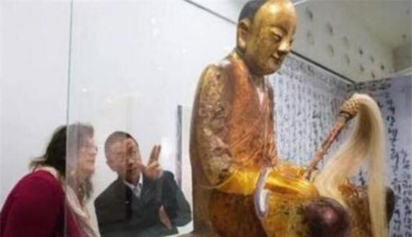 修路@父亲病逝后,儿子将他的遗体塑成“金身”,供奉在家没人敢来串门