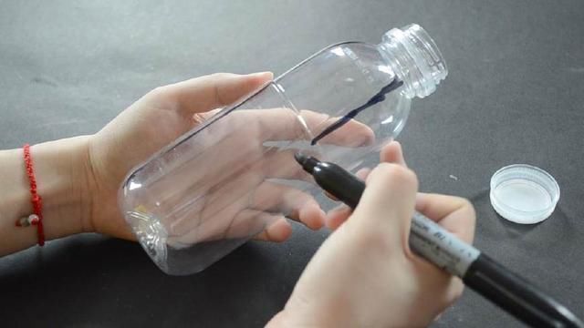 塑料瓶别再扔了,改造一下,粘在厨房里有大用处,省钱又实用