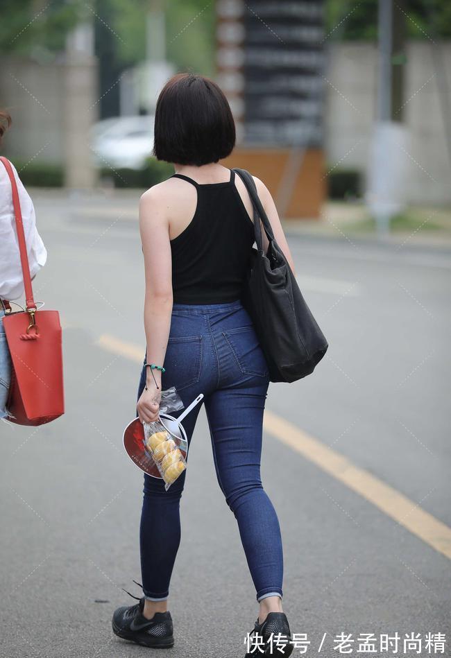 修身牛仔裤|黑色不只可以搭配白系,搭配蓝系牛仔裤,也可展现休闲时尚范儿