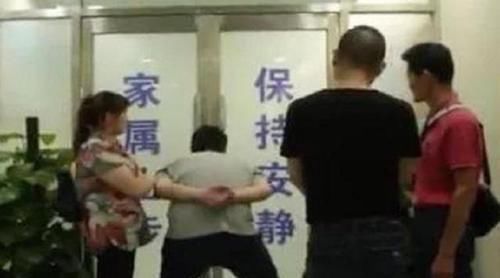 产妇|孕妇半夜生下二胎,懂事女儿守在产房外,网友:孩子爸爸去哪了?