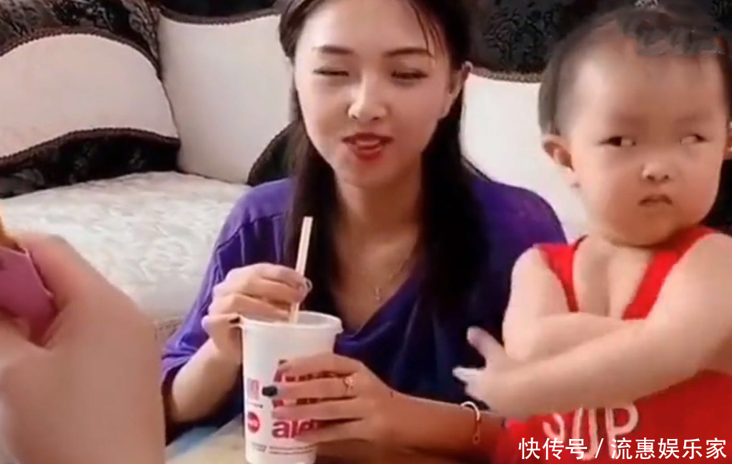 爸爸|爸爸只喂妈妈东西吃,闺女的眼神透着杀气,小棉袄生起气来可爱