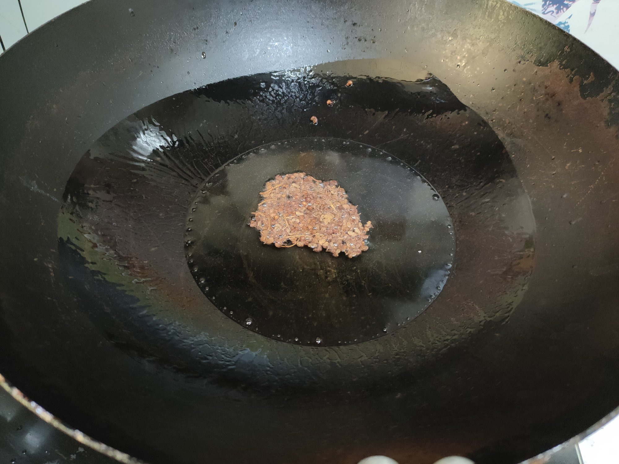 调饺子馅时,先放盐还是先放油不少人搞错了,难怪不鲜嫩不好吃!