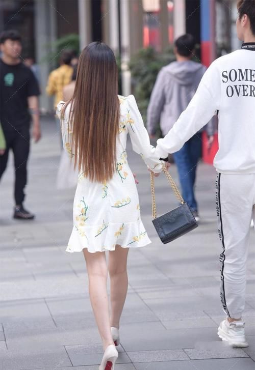 平肩的裙子气场很强，白色碎花的裙子看着很高级