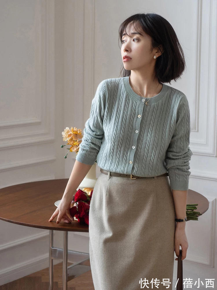 博主|少女感过时了,40岁的女性还是要多穿“毛衣开衫”,优雅又大气