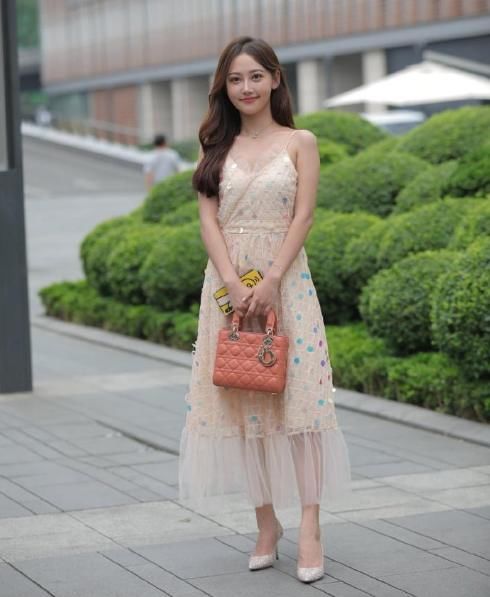 时尚美女的“亮片裙”，清新简单有魅力，让人过目难忘！