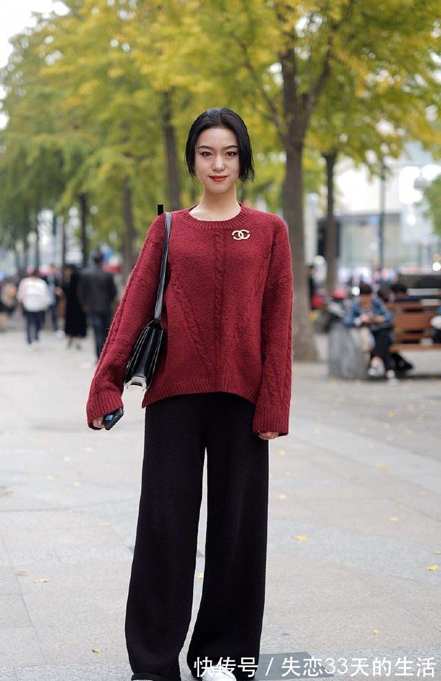 搭配 女人再懒也少用阔腿裤配卫衣,现流行“毛衣+阔腿裤”,保暖好看!