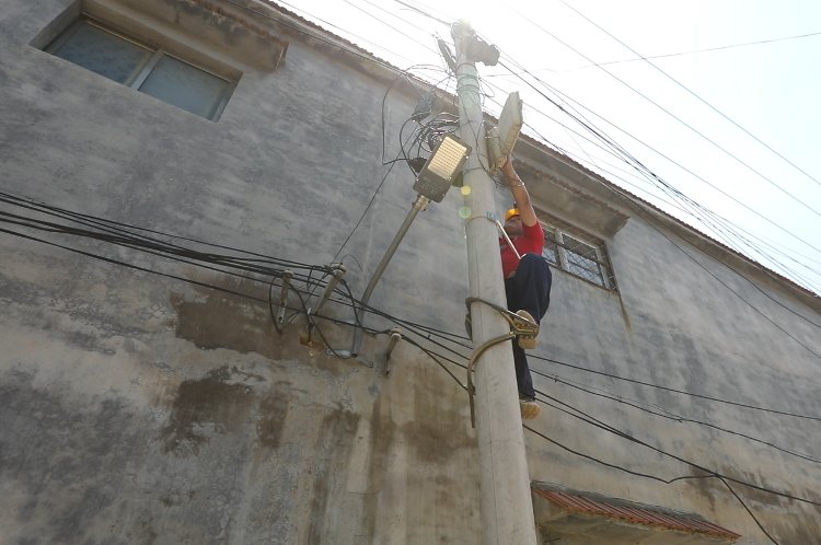 蜘蛛人|菏泽电线杆上的“蜘蛛人”：26年爬八万根电线杆 守护全镇人打电话上网通畅