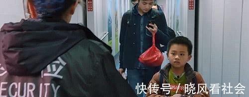 《变形计》农村男孩第一次坐飞机，竟说出这11个字，导演都懵了