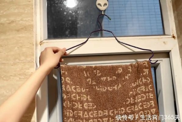 窗户|洗澡时,一定要在卫生间窗户上挂一条毛巾,学会受用一生!