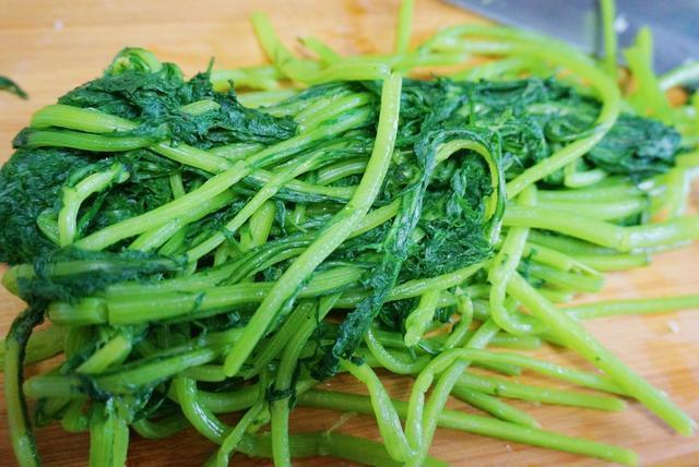 几乎没人用它做馅饼,比韭菜好吃,一次吃6个不够