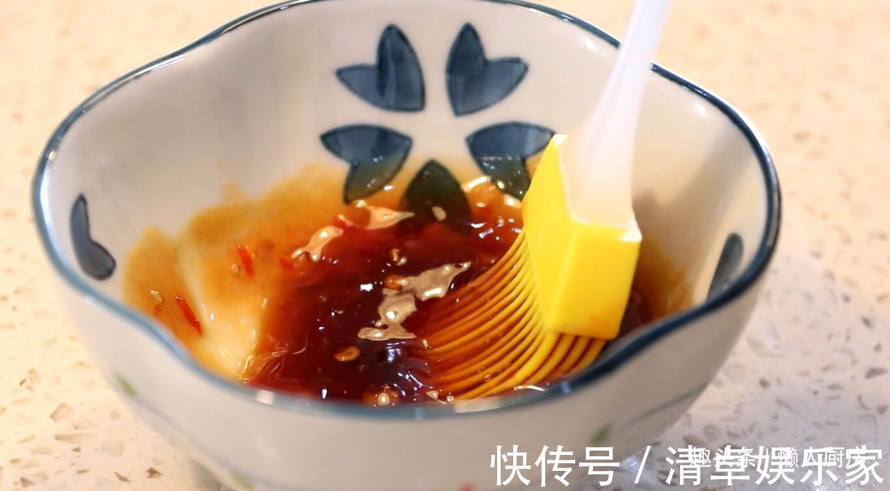 清洗干净|夏天,鱿鱼别白灼着吃了,教你烤鱿鱼的详细做法,配啤酒太爽了