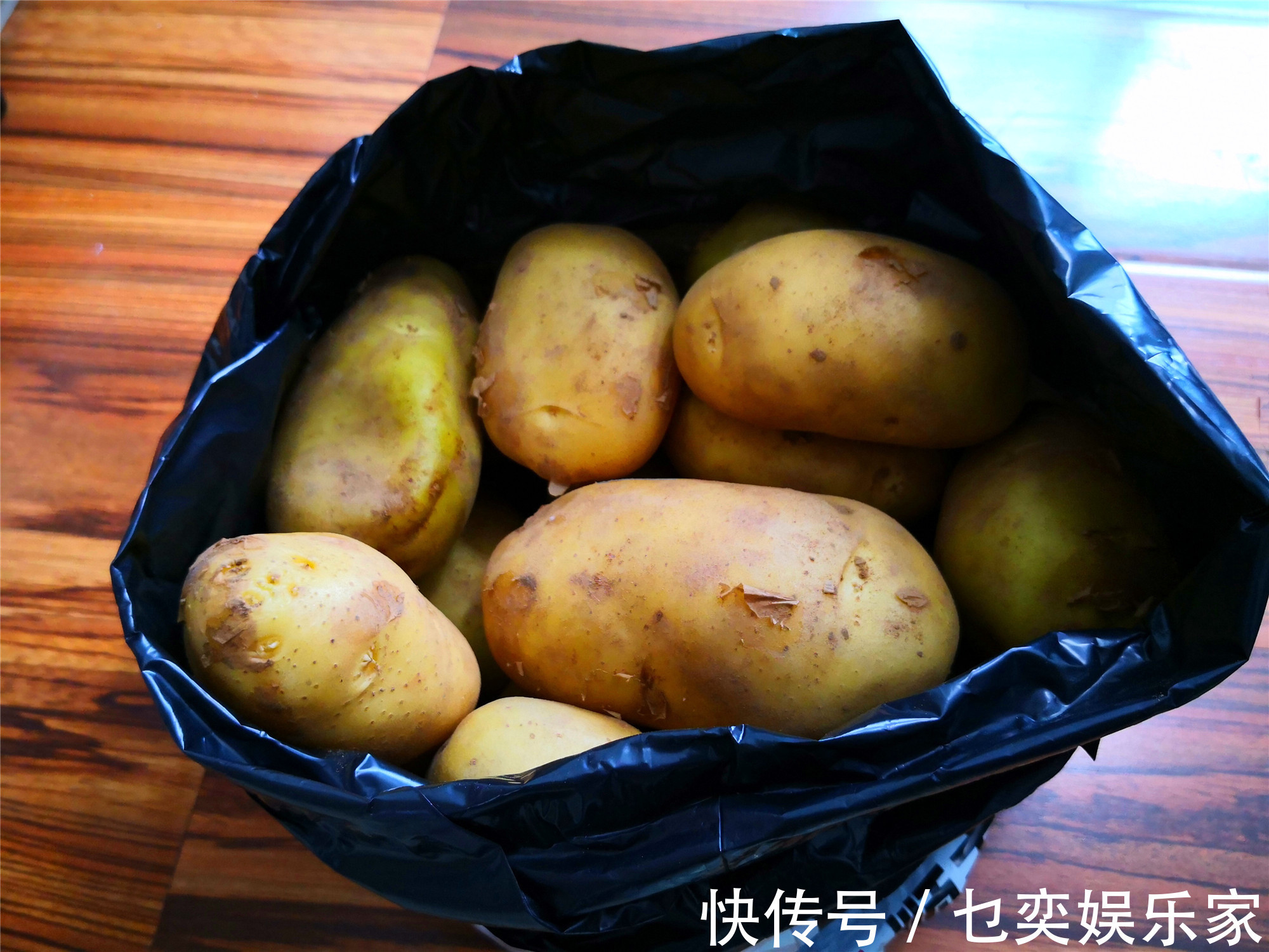 夏天热,土豆买多了,不要放冰箱!教你农村土方法,放半年不发芽