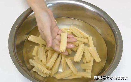 泡腐竹时,不要直接加水泡,教你正确做法,腐竹泡得快有韧性