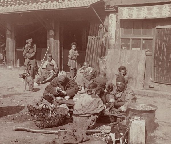 富家|一组清末老照片:小脚富家女着华丽汉服,新婚夫妻个个面如死灰